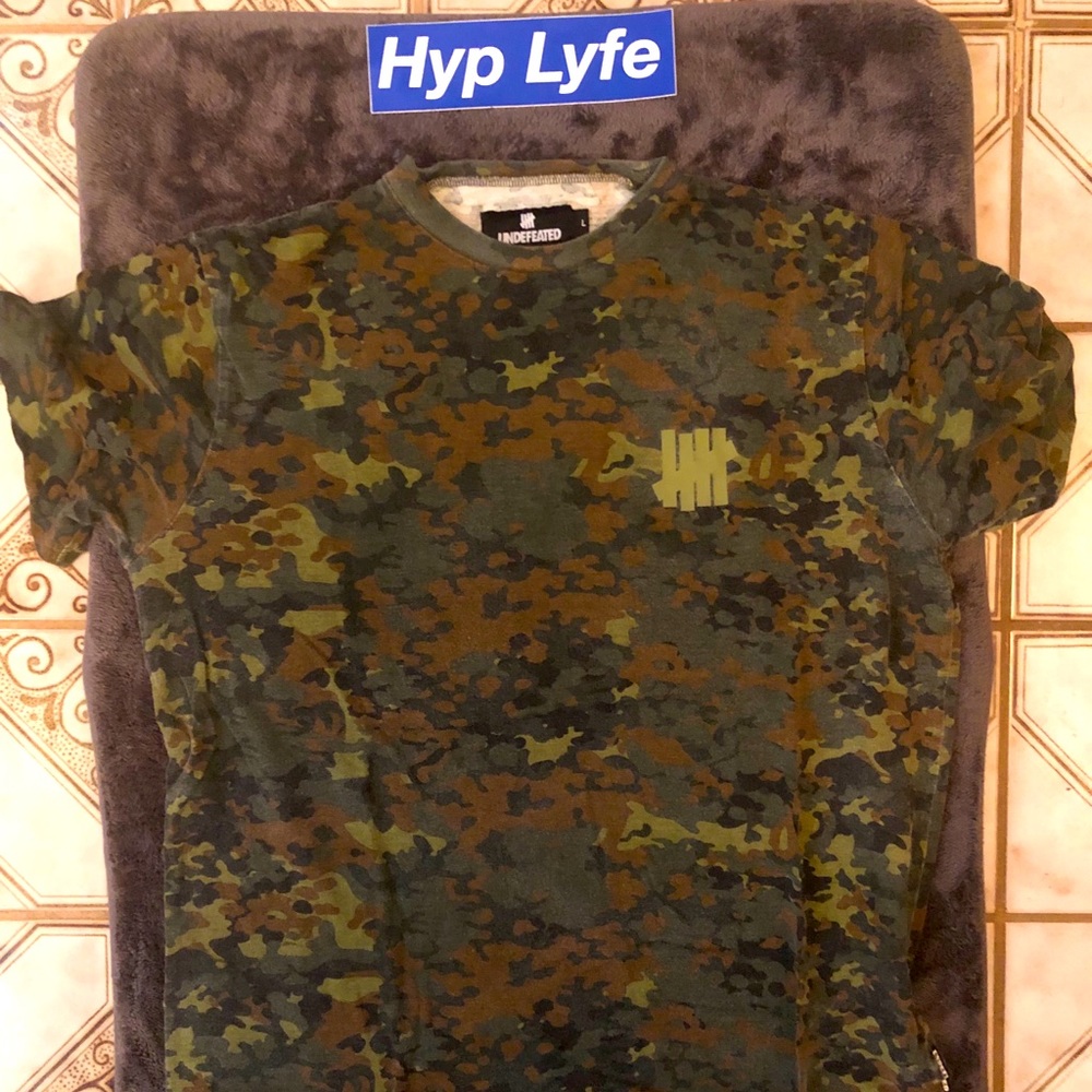 Vintage Undefeated camo Men's Size Large T-Shirt